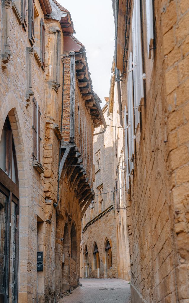 Dans Les Ruelles De Gourdon © Maxime Audouard Lot Tourisme 20230416 181449