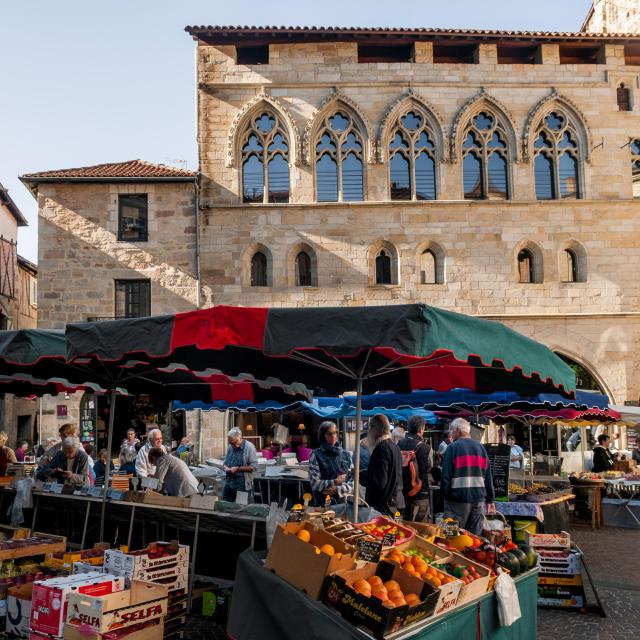 Marché, Place De La Monnaie Figeac © Lot Tourisme G. Giuglio 20160716 092747