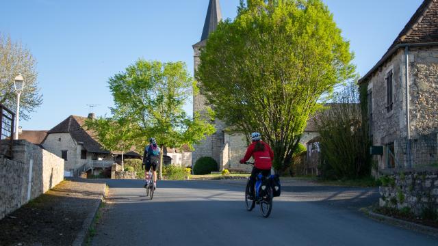 2 cyclistes féminines sur la véloroute V87 à Tauriac