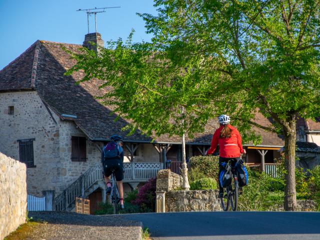 2 cyclistes féminines sur la véloroute V87 à Tauriac