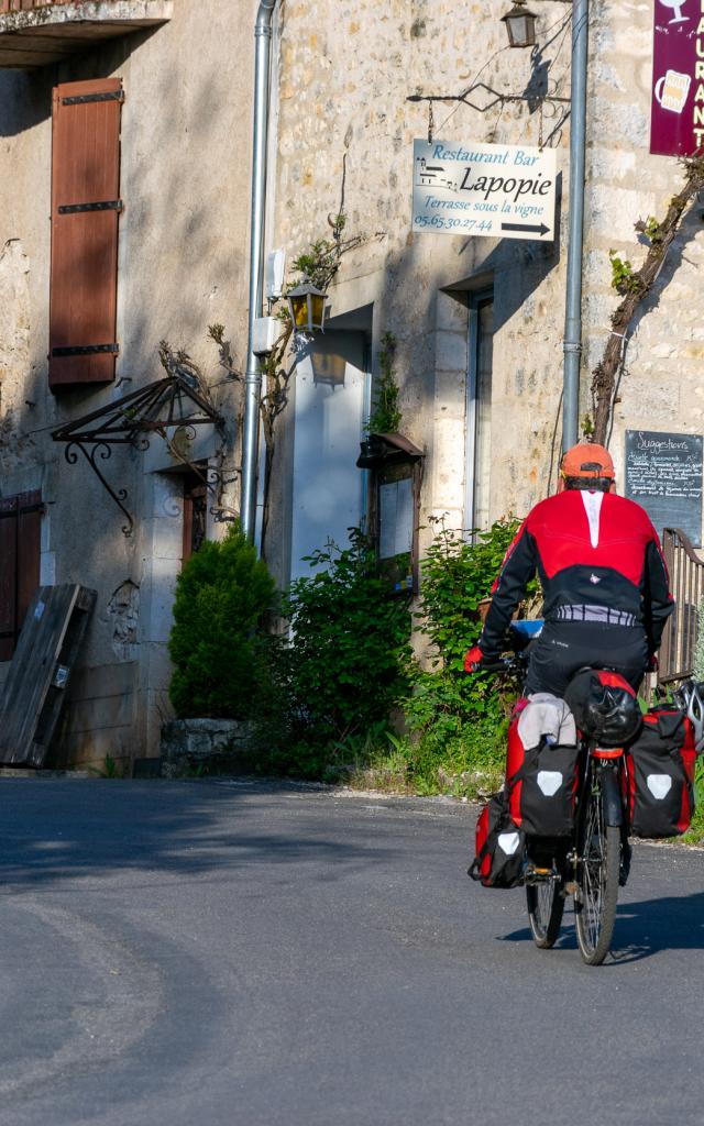 Cycliste itinérant à Saint-Cirq-Lapopie