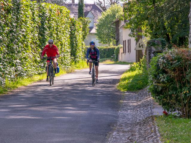 Cyclistes à Creysse sur la véloroute V87