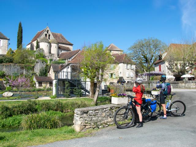 Cyclistes à Creysse sur la véloroute V87