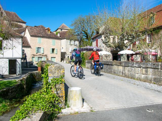 Cyclistes à Creysse sur la véloroute V87