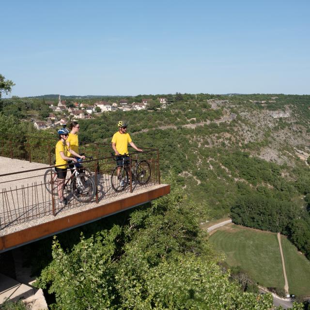 Cyclistes au coin du photographe à Rocamadour