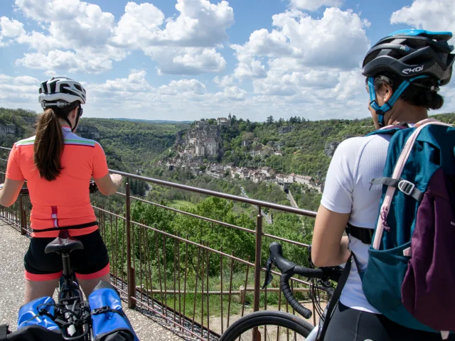 Cyclistes profitant du point de vue sur Rocamadour