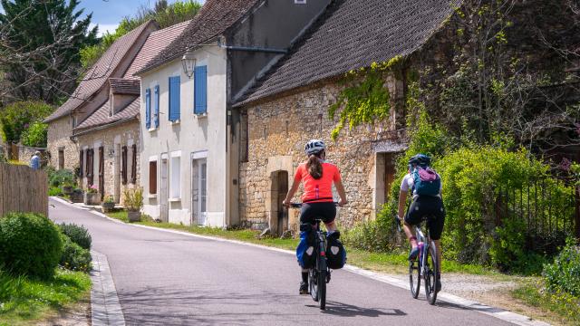 Cyclistes sur la V87 dans la traversée de Carlucet