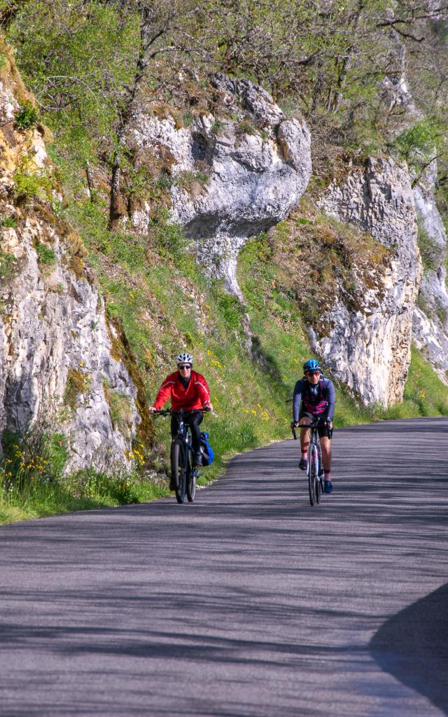 Cyclistes sur la V87 sous la falaise Mirandol