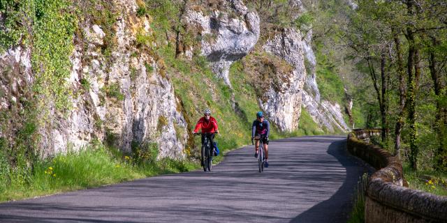 Cyclistes sur la V87 sous la falaise Mirandol