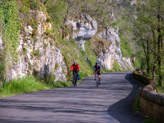 Cyclistes sur la V87 sous la falaise Mirandol