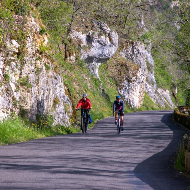 Cyclistes sur la V87 sous la falaise Mirandol