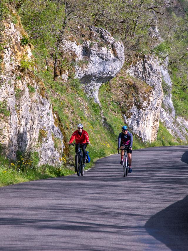 Cyclistes sur la V87 sous la falaise Mirandol