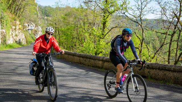 Cyclistes sur la V87 sous la falaise Mirandol