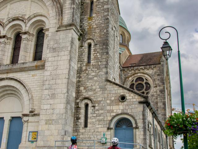 Cyclistes sur la véloroute V87 à Castelnau-Montratier