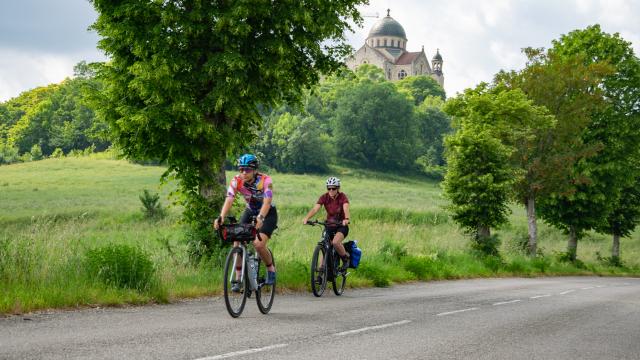 Cyclistes sur la véloroute V87 à Castelnau-Montratier