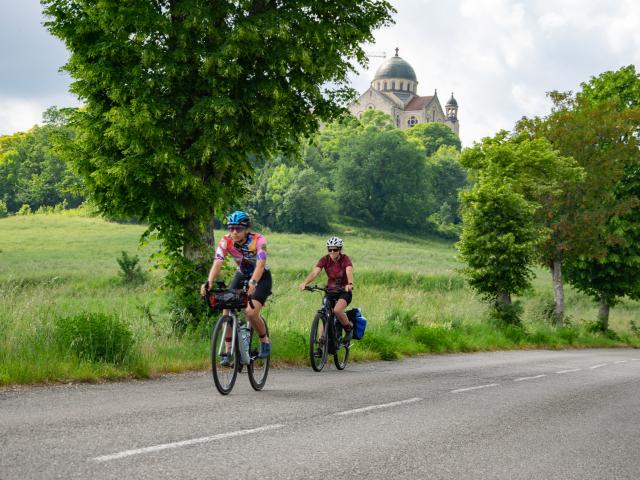 Cyclistes sur la véloroute V87 à Castelnau-Montratier