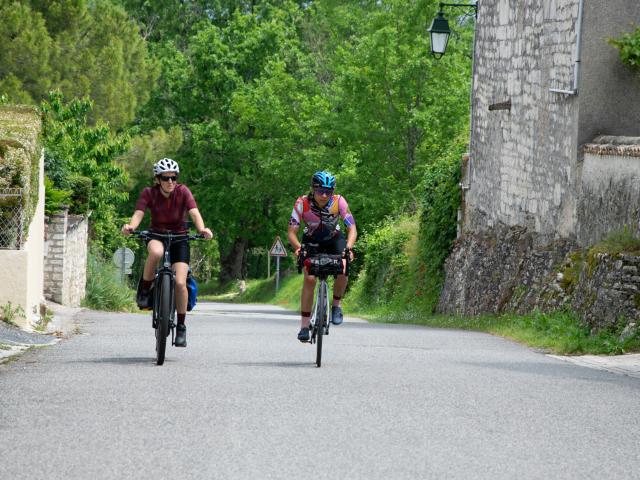 Cyclistes sur la véloroute V87 à Labastide-Marnhac