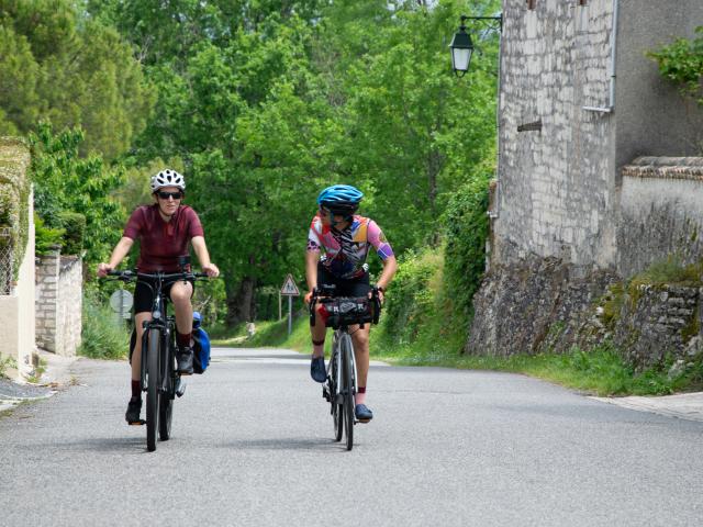 Cyclistes sur la véloroute V87 à Labastide-Marnhac