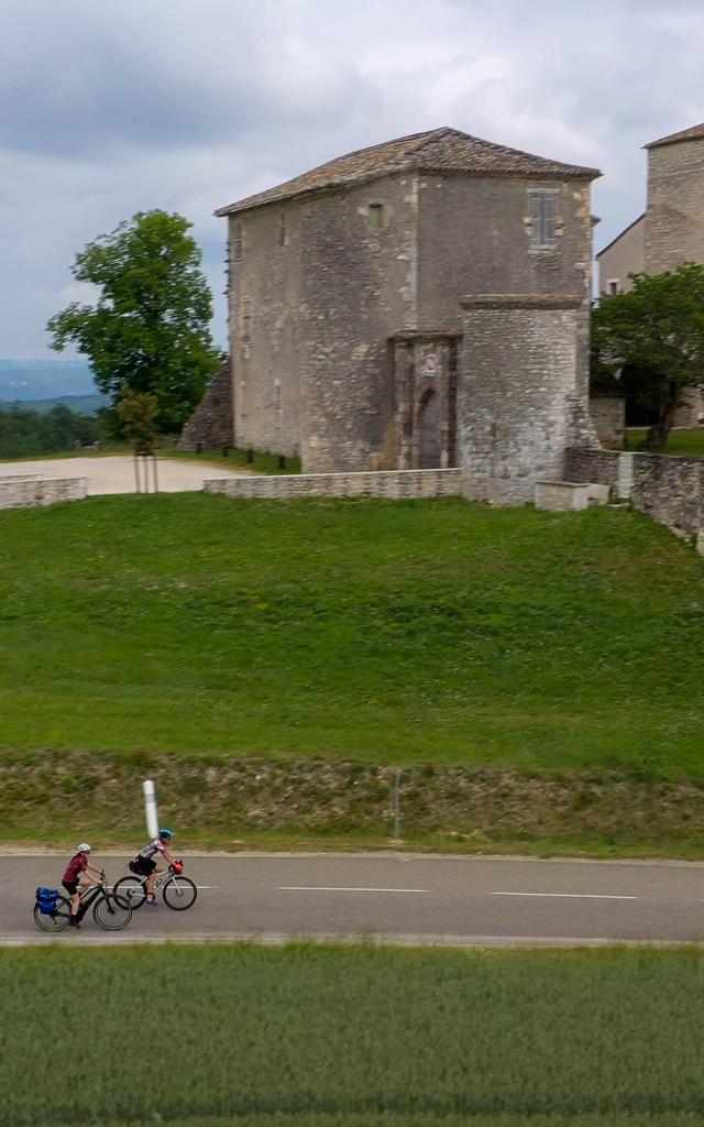 Cyclistes sur la véloroute V87 à Labastide-Marnhac