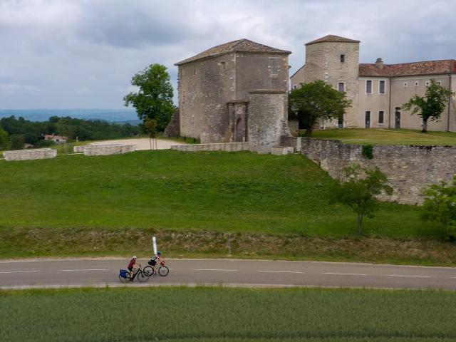 Cyclistes sur la véloroute V87 à Labastide-Marnhac