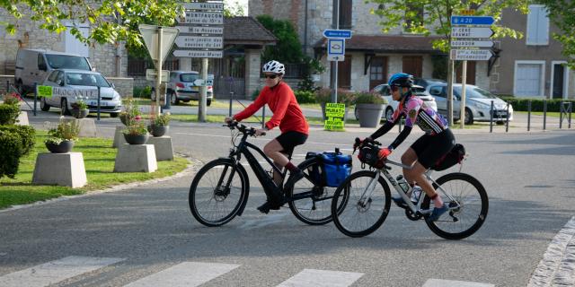 Cyclistes sur la véloroute V87 à Labastide-Murat