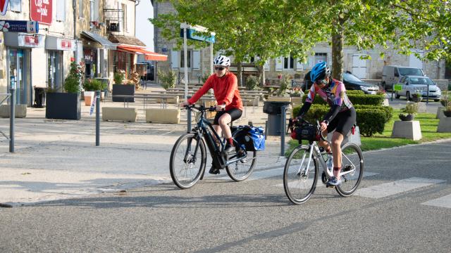 Cyclistes sur la véloroute V87 à Labastide-Murat