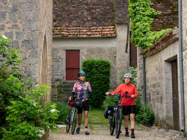 Cyclistes sur la véloroute V87 à Saint-Martin-de-Vers