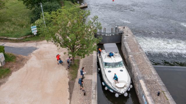 Cyclistes sur la véloroute V87 à l'écluse de Lacombe