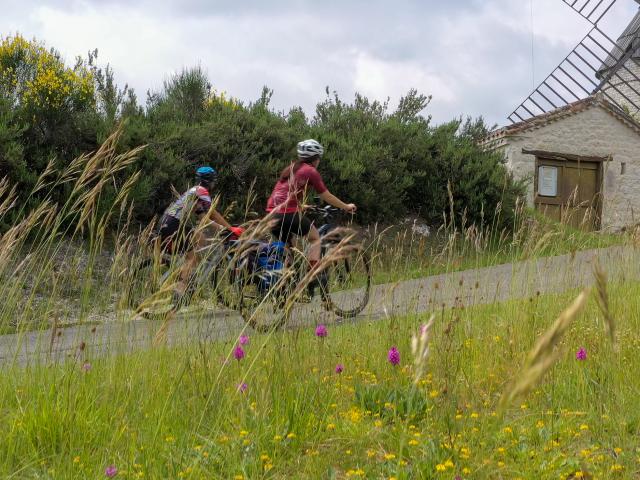 Cyclistes sur la véloroute V87 au moulin de Boisse