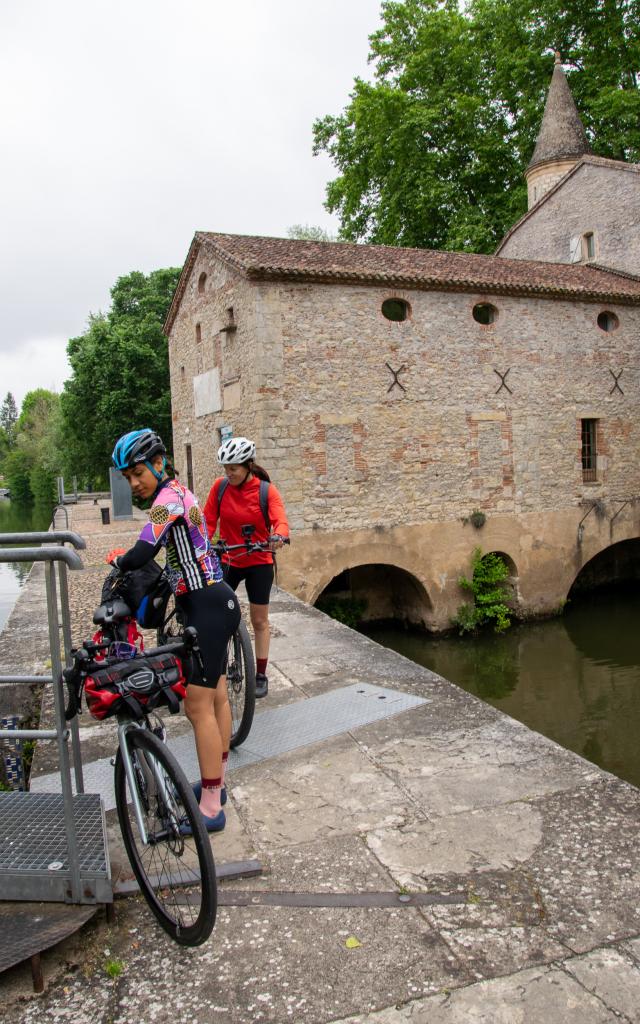 Cyclistes sur la véloroute V87 au moulin de Coty