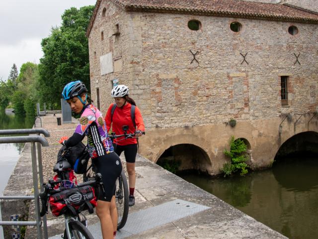 Cyclistes sur la véloroute V87 au moulin de Coty