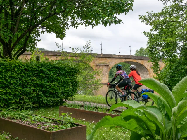 Cyclistes sur la véloroute V87 au pont Louis Philippe