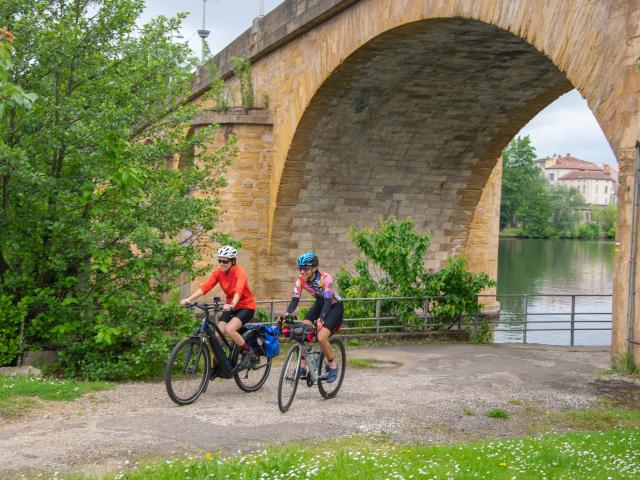 Cyclistes sur la véloroute V87 au pont Louis Philippe