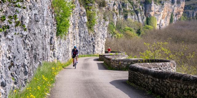 Cyclistes sur la véloroute V87 dans la côte de Gluges à Creys