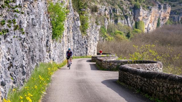 Cyclistes sur la véloroute V87 dans la côte de Gluges à Creys