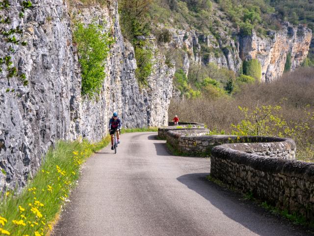 Cyclistes sur la véloroute V87 dans la côte de Gluges à Creys