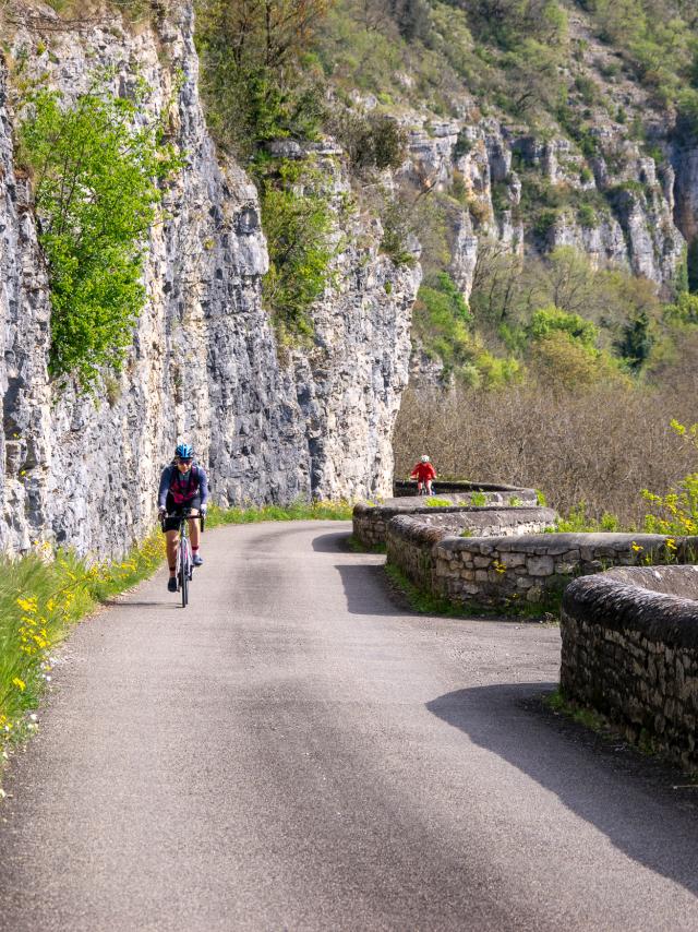 Cyclistes sur la véloroute V87 dans la côte de Gluges à Creys