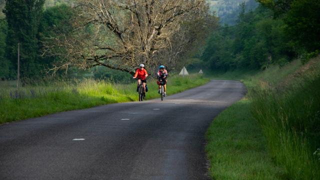 Cyclistes sur la véloroute V87 dans la vallée du Vers