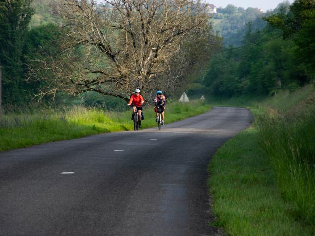 Cyclistes sur la véloroute V87 dans la vallée du Vers