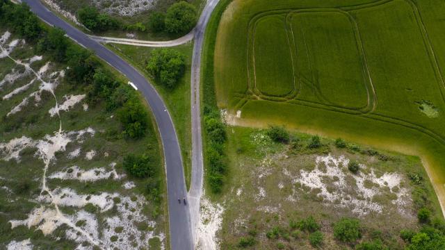 Cyclistes sur la véloroute V87 en Quercy Blanc