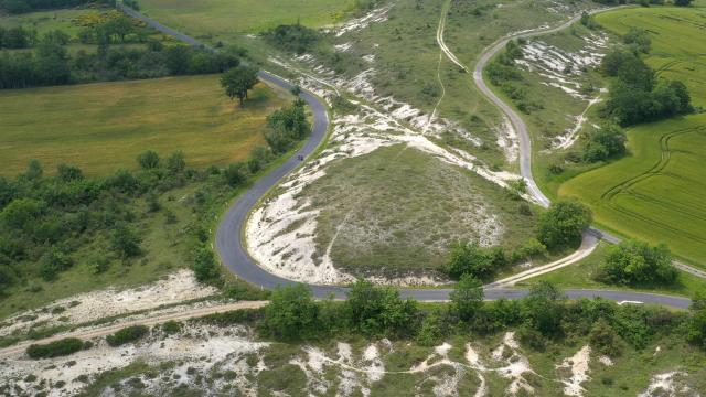 Cyclistes sur la véloroute V87 en Quercy Blanc