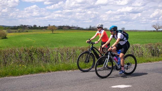 Cyclistes sur la véloroute V87 sur le causse de Magès