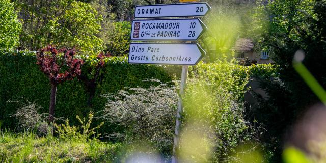 Panneaux vers Rocamadour sur la V87 à Lacave