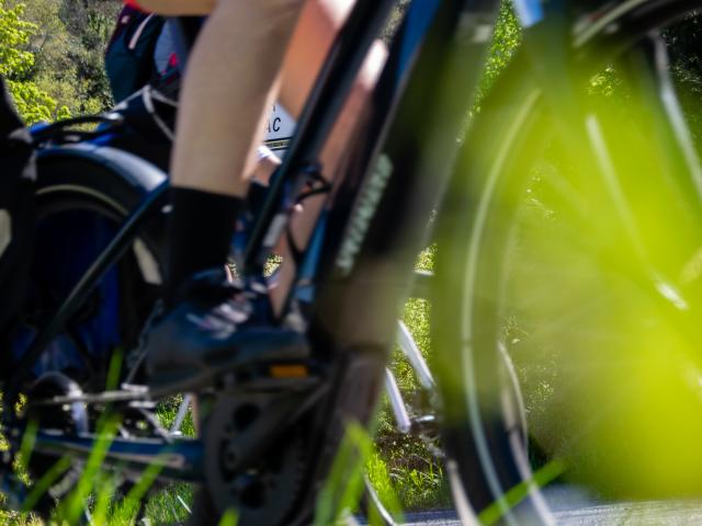 Passage de cycliste itinérant à Lacave sur la V87