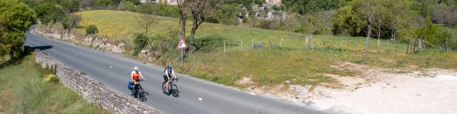 Vue drone de 2 cyclistes sur la Véloroute V87 La Vagabonde à L