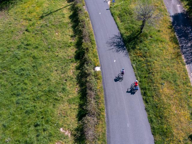 Vue drone de 2 cyclistes sur la Véloroute V87 La Vagabonde à L