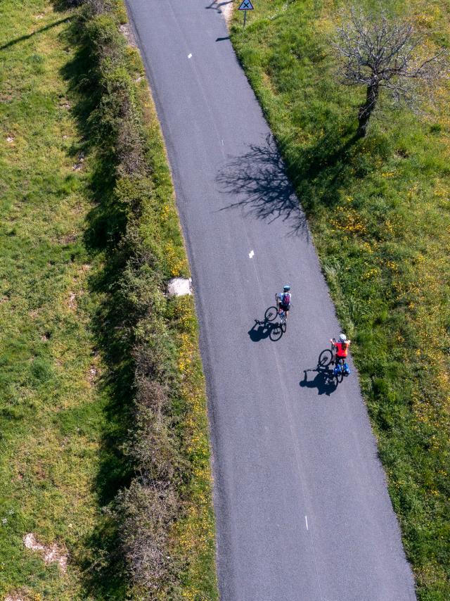 Vue drone de 2 cyclistes sur la Véloroute V87 La Vagabonde à L