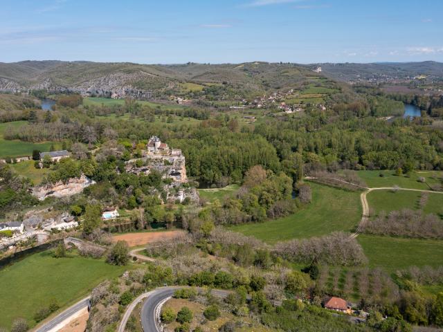 Vue drone du château de Belcastel à Lacave