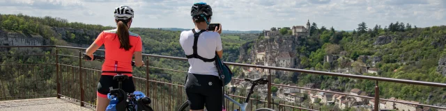 Cyclistes profitant du point de vue sur Rocamadour