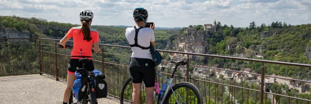 Cyclistes profitant du point de vue sur Rocamadour